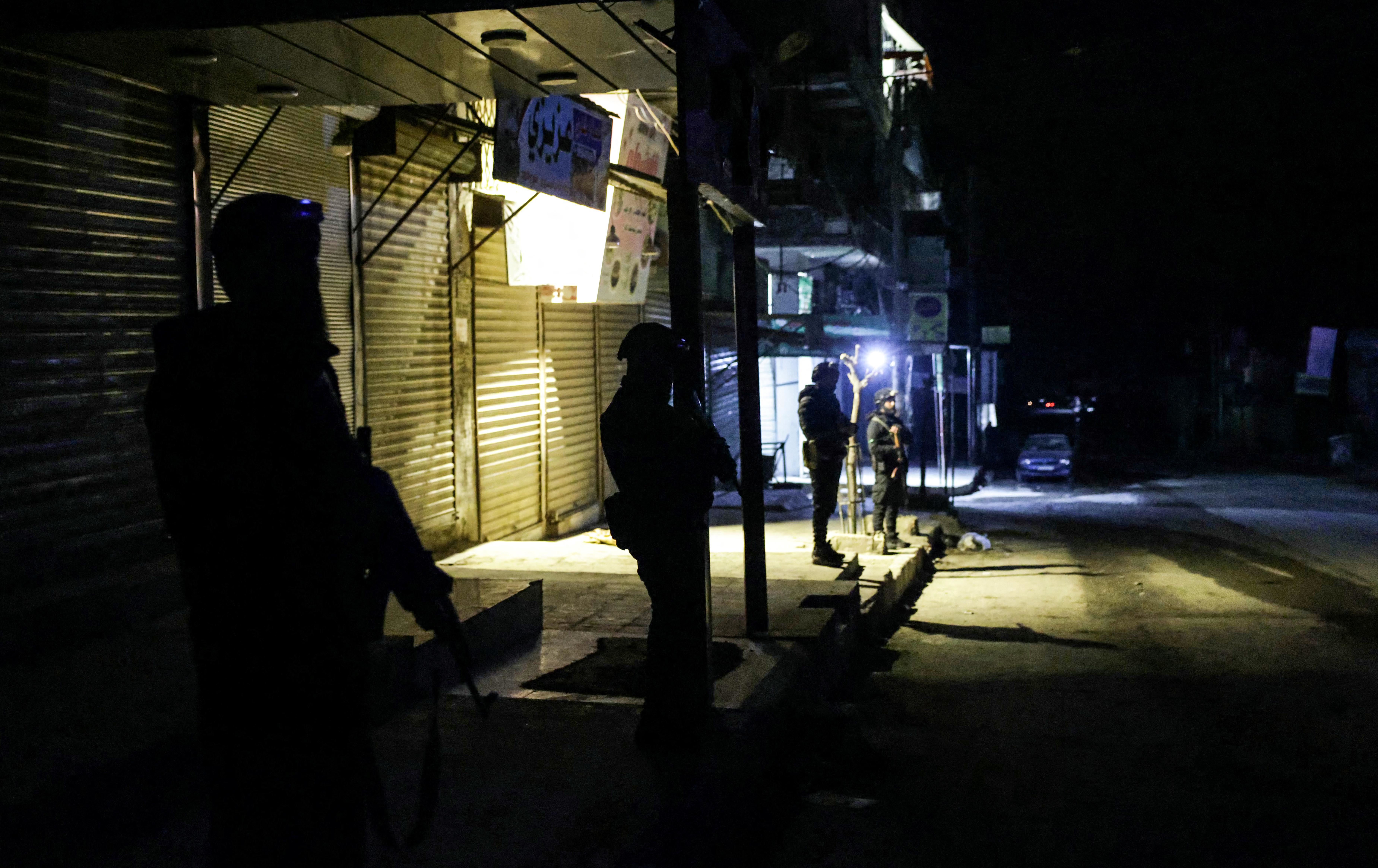 ژمارەیەک چەکداری سوپای عەرەبی سووریا لە کۆڵانێکی گەڕەکی ئەشرەفیە لە حەلەب. وێنە: AFP