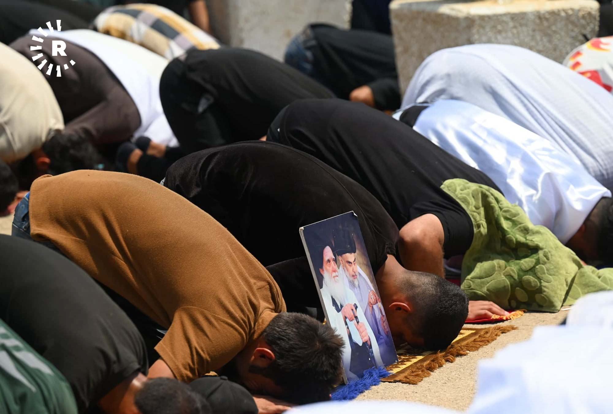 دیمەنێکی نوێژی هەینیی بەکۆمەڵی لایەنگرانی سەدر لە بەغدا. وێنە: بڵند تاهیر - رووداو