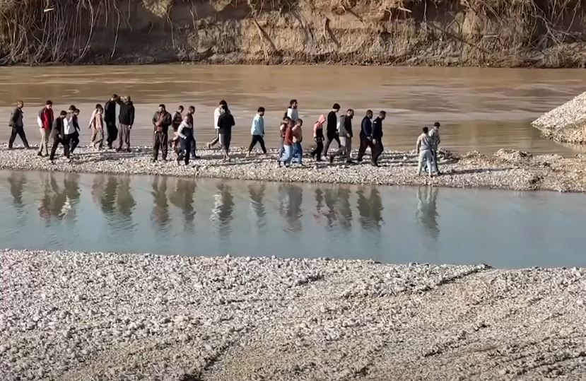 کەسوکاریان بەشوێن تەرمی دوو منداڵەکەدا دەگەڕێن.