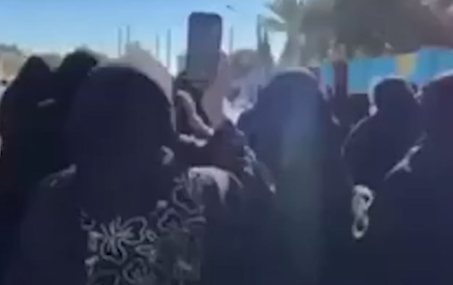 دیمەنێکی بەشداریی ژنان لە خۆپێشاندانەکانی زاهیدان لە ئێران