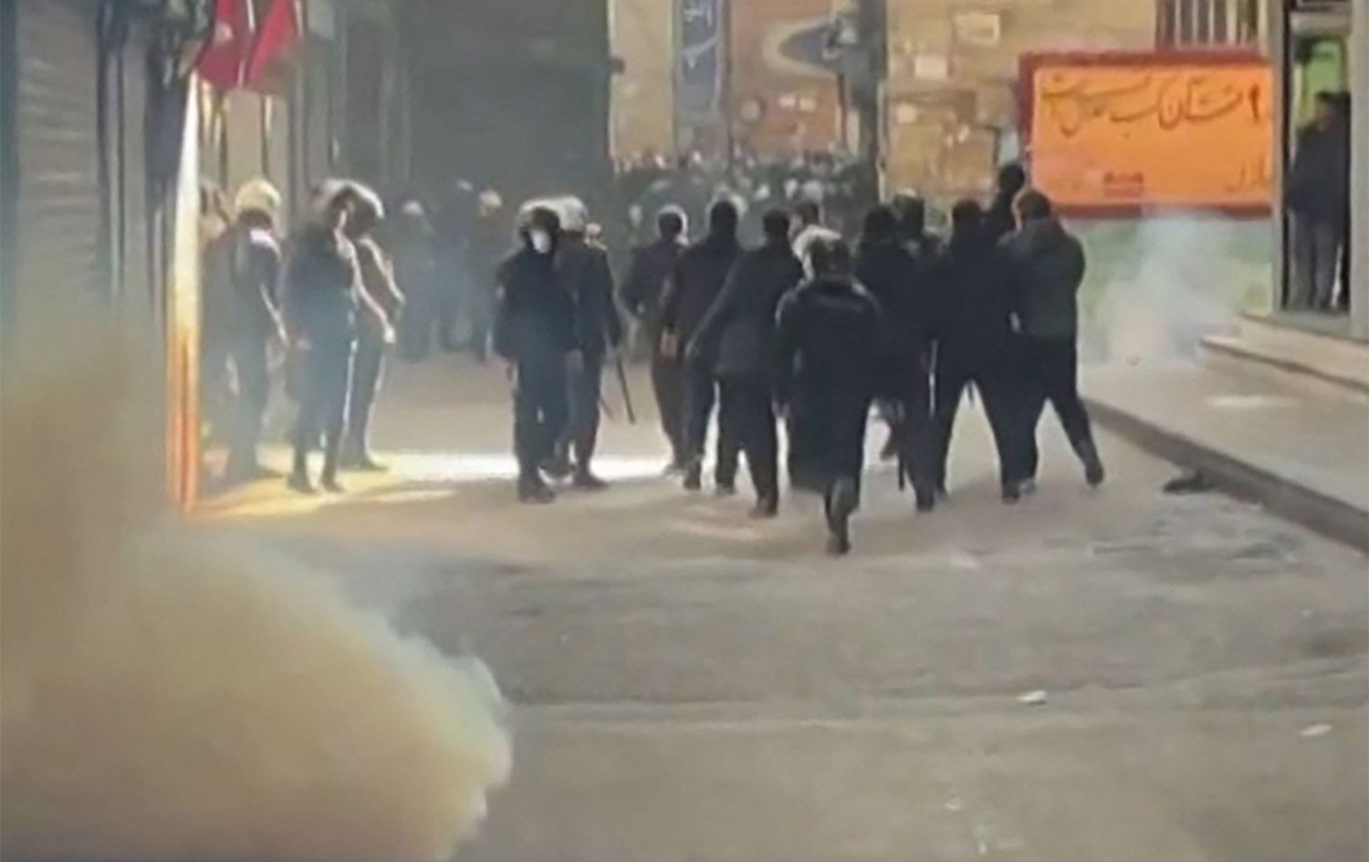 رووبەڕووبوونەوەی هێزە ئەمنییەکان و خۆپێشاندەران لە تاران. وێنەکە لە ڤیدیۆ وەرگیراوە