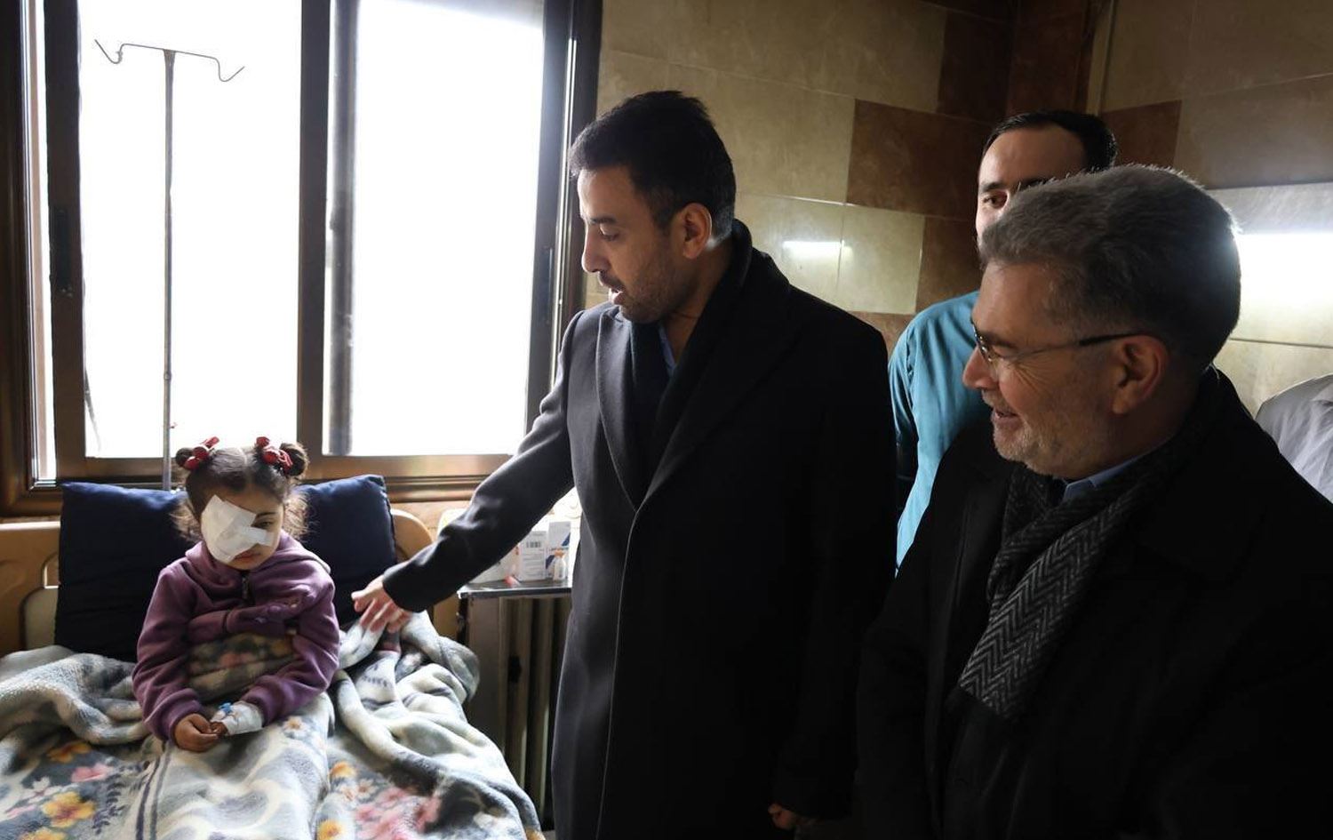 وەزیری تەندروستیی سووریا لەکاتی سەردانی ئەمڕۆی بۆلای بریندارانی گەڕەکەکانی شێخ مەقسوود و ئەشرەفییەی حەلەب