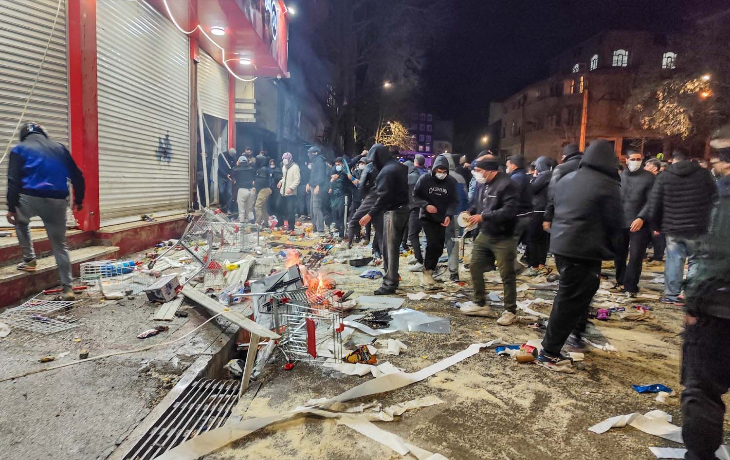 Kirmanşan'da göstericiler yolları trafiğe kapattı Foto: Kamran / AFP
