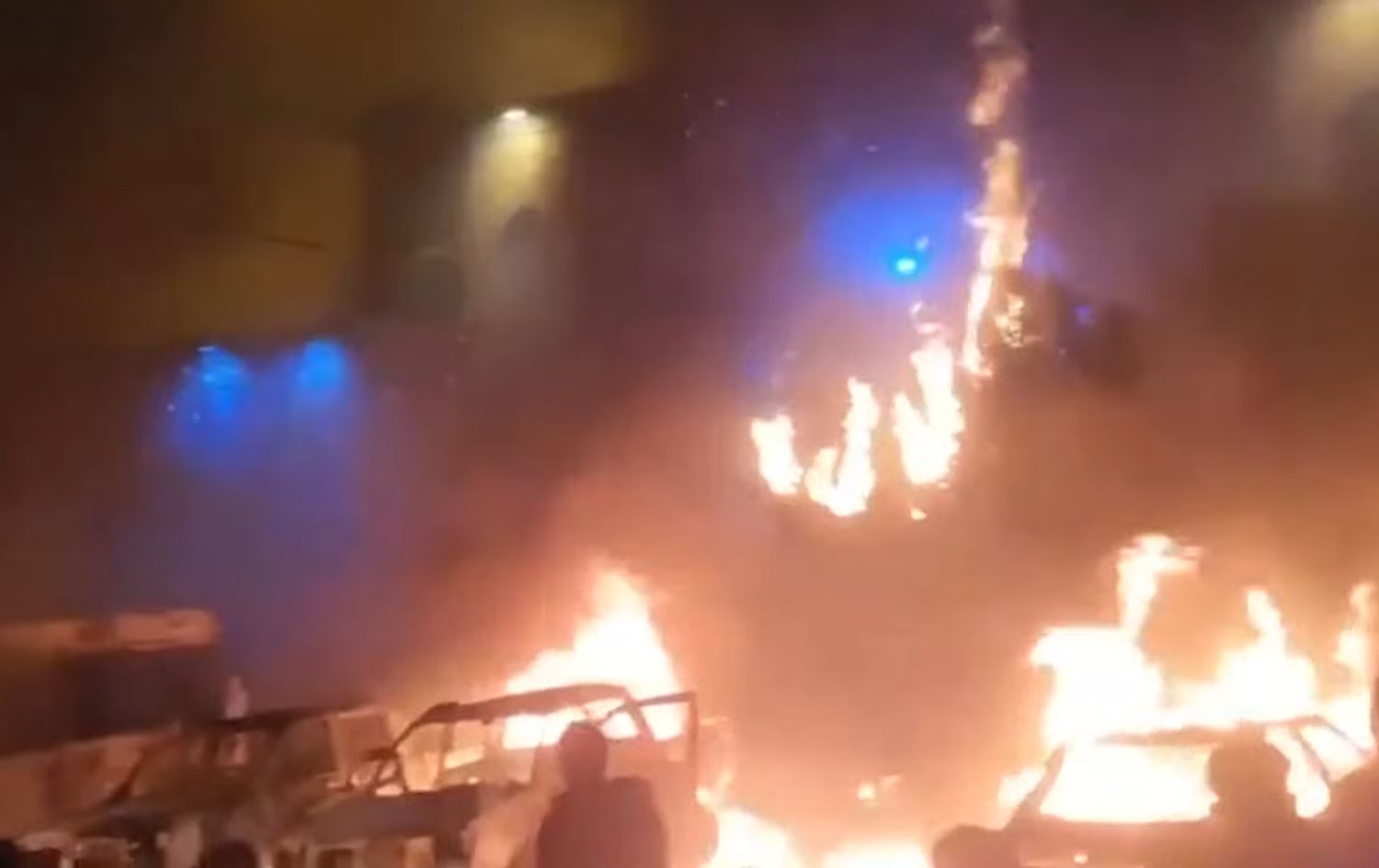 دیمەنی سووتانی ژمارەیەک ئۆتۆمبێل لە شارێکی ئێران لەکاتی خۆپێشانداندا