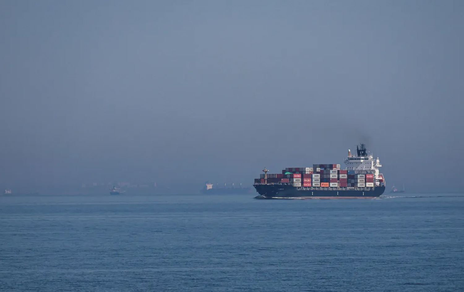 کەشتییەک لەنێو دەریای رەش. وێنە: Reuters