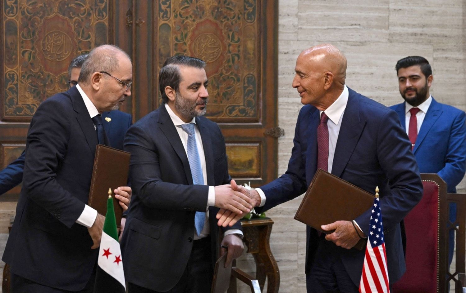 Ürdün Dışişleri Bakanı Ayman Safadi (solda), 16 Eylül 2025'te Şam'da bir anlaşma imzalandıktan sonra Suriye Dışişleri Bakanı Asaad al-Shaibani'nin (ortada) ABD'nin Suriye Özel Temsilcisi Tom Barrack
