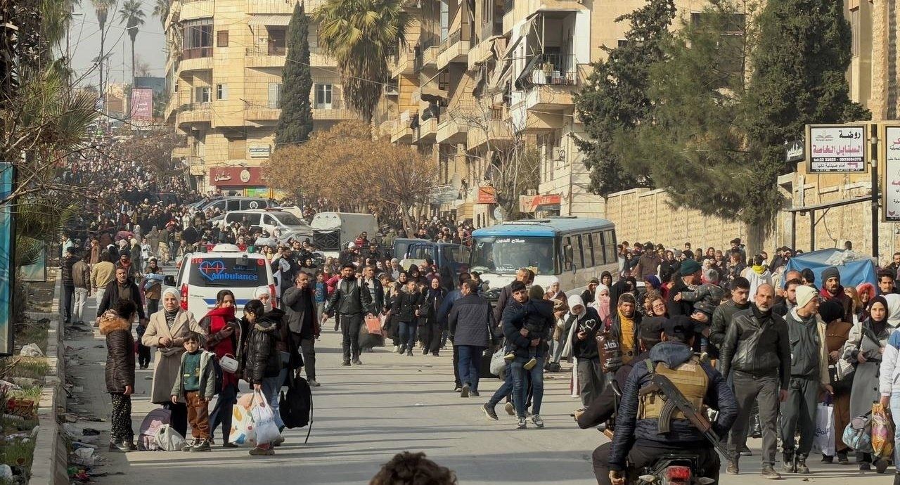 Civilians fleeing Kurdish neighborhoods of Sheikh Maqsood and Ashrafiyah of Aleppo after the Syrian army declared them "closed military zones", amid ongoing fighting with Kurdish-led forces in the northern city. Photo: AFP