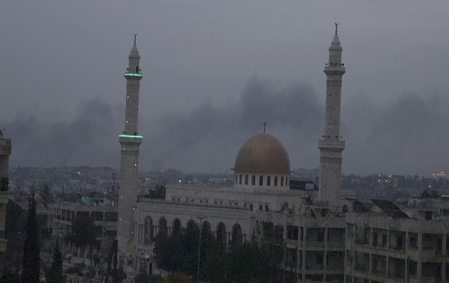 دیمەنێکی بەرزبوونەوەی دووکەڵی شەڕ لە گەڕەکەکانی حەلەب. وێنە: AFP