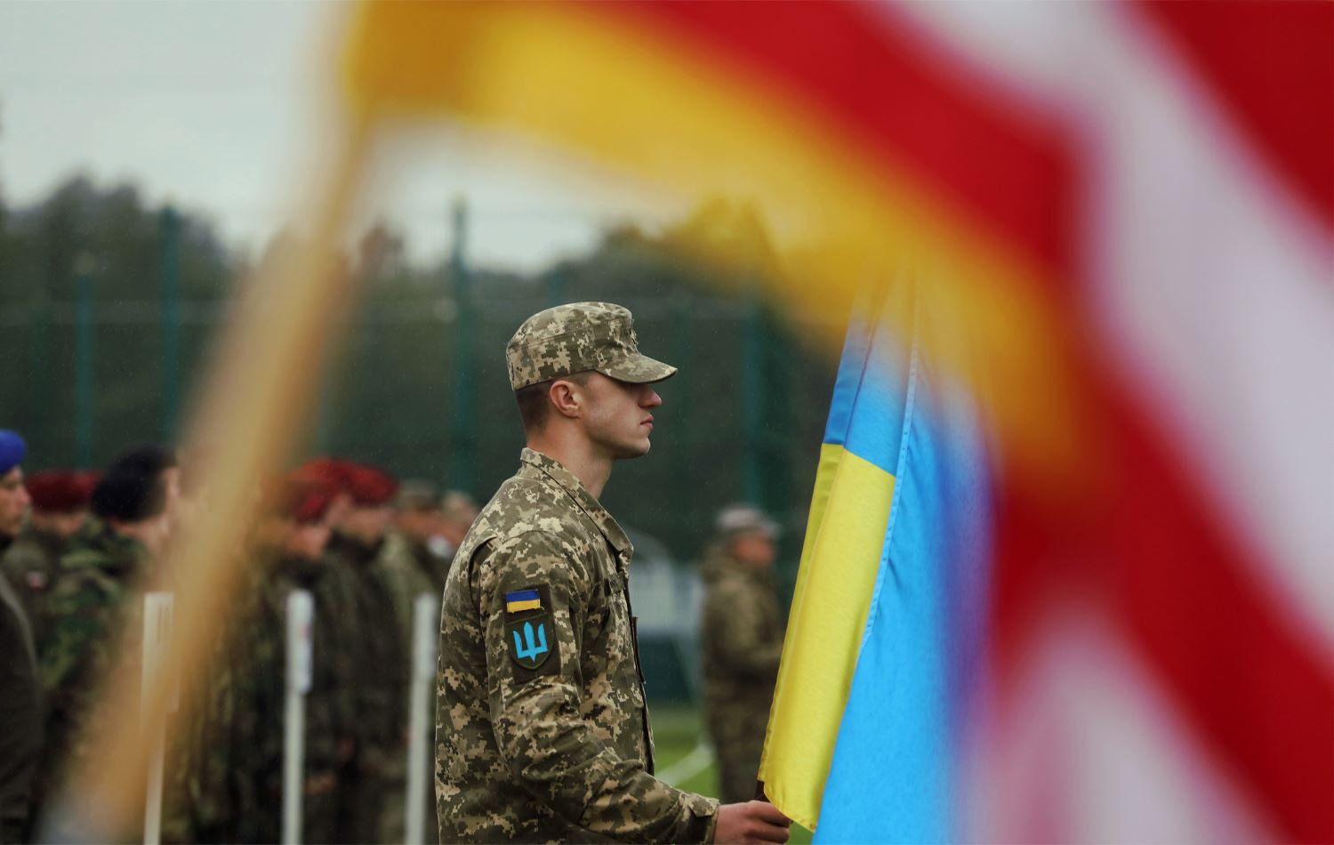 Foto: Ukraynalı bir asker, Yavoriv yakınlarında düzenlenen Ukrayna-ABD ortak tatbikatı 'Rapid Trident 21'in 20 Eylül'deki açılış töreninde birliğinin başında. Ukrayna'nın ABD ve NATO ile birlikte çalışabilirliğini geliştirmeyi amaçlayan tatbikat, Avrupa istikrarına katkı sunuyor/Kıdemli Çavuş Chad Menegay