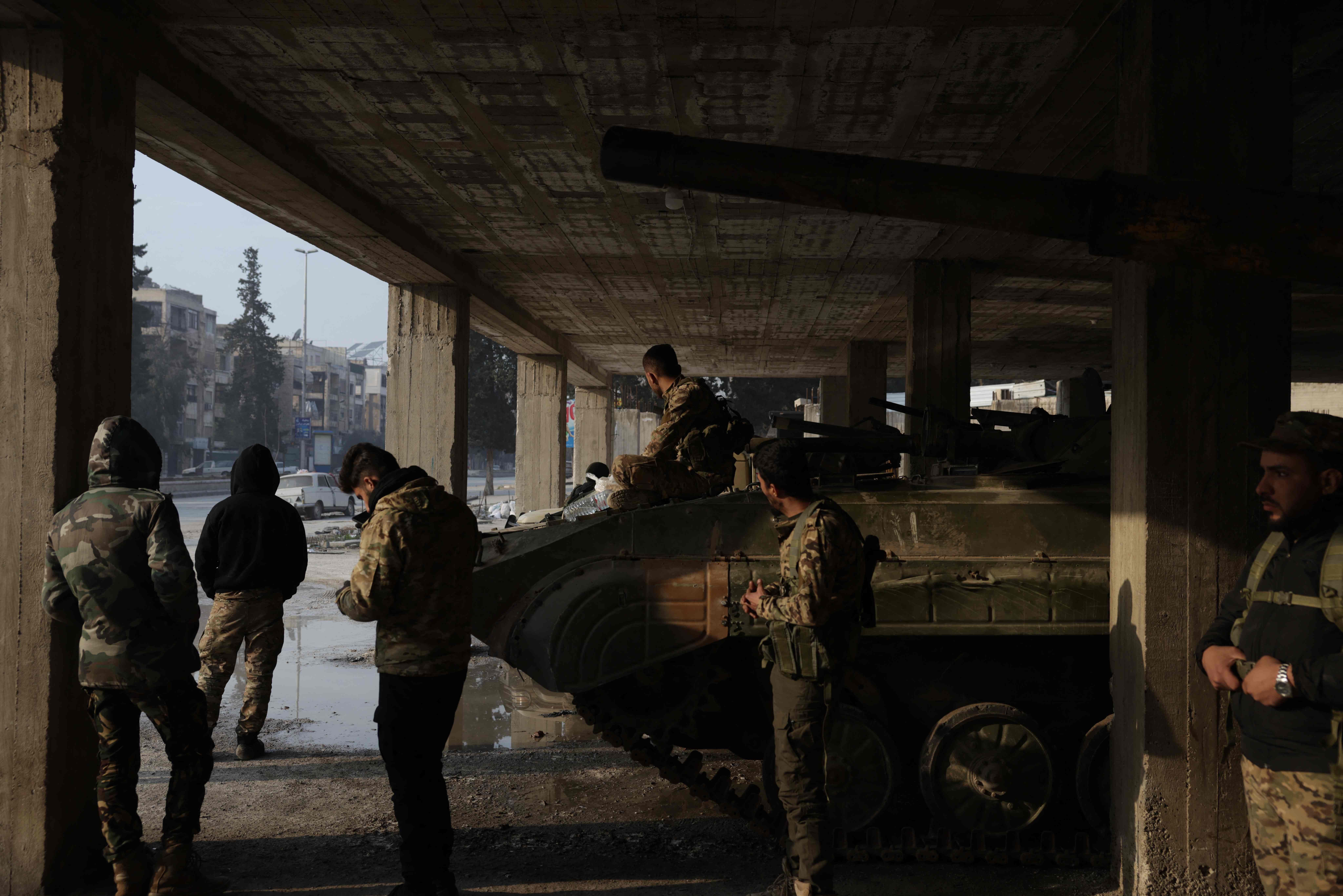 عناصر تابعون للقوات الحكومية السورية في حلب