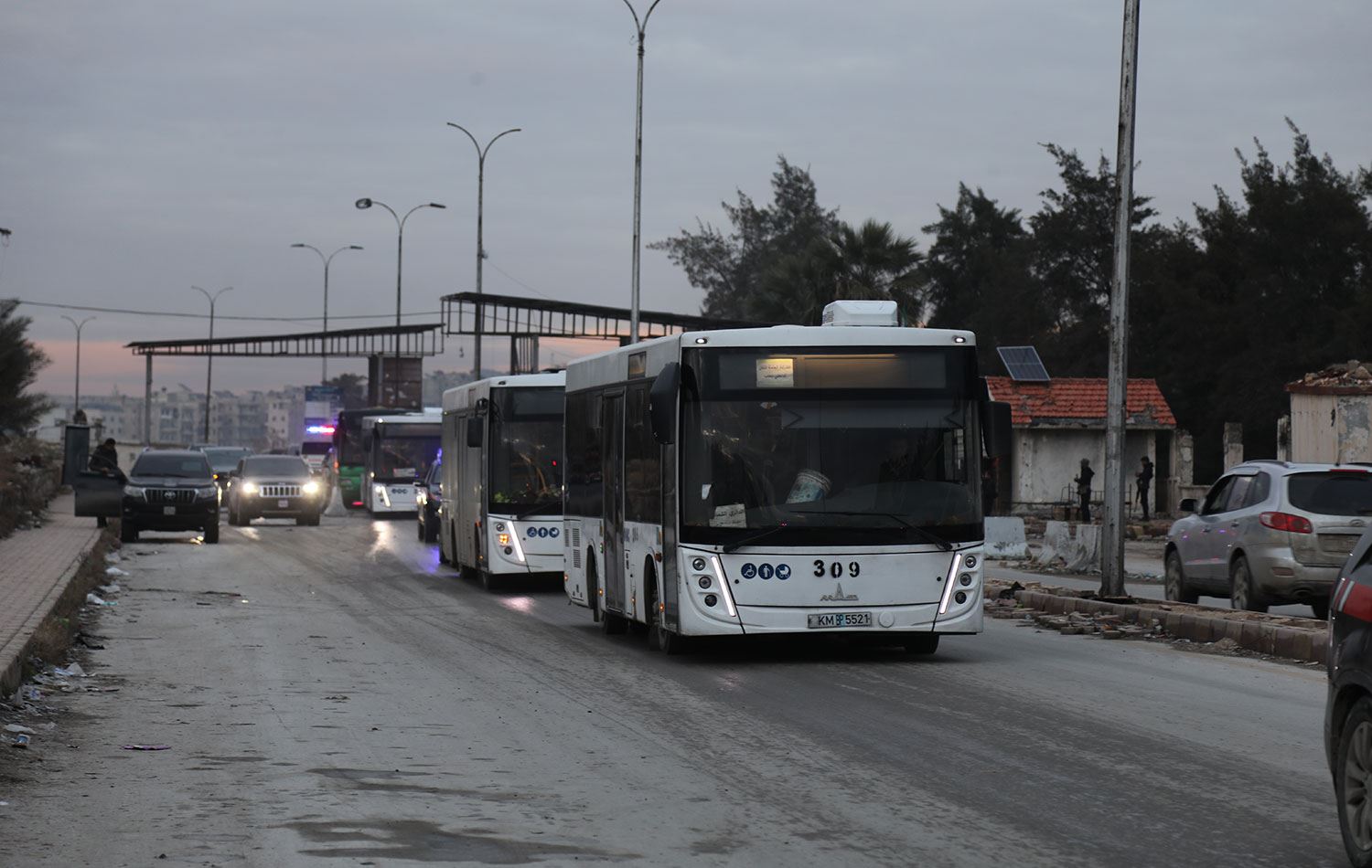 4 otobüsten oluşan konvoy, Şeyh Maksud Mahallesi'nden ayrılarak Tabka’ya gitti. / Foto: AA