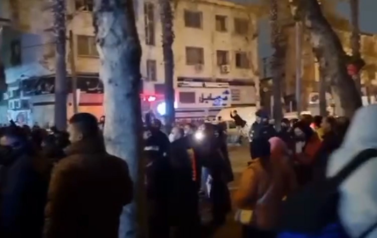 دیمەنێکی خۆپێشاندان لە شاری رەشت