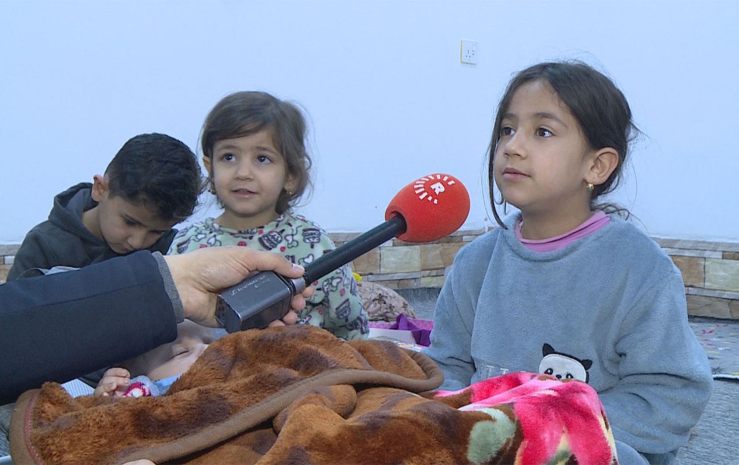 خەندە، ئەو منداڵە ببوورە دایک بۆ خوشک و براکانی