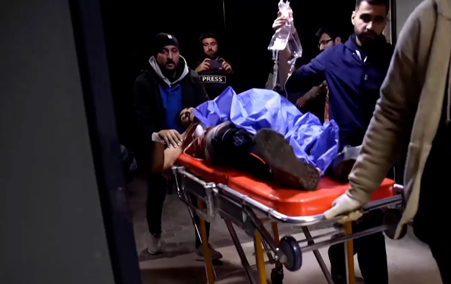 گواستنەوەی بریندارێک لە گەڕەکێکی حەلەب