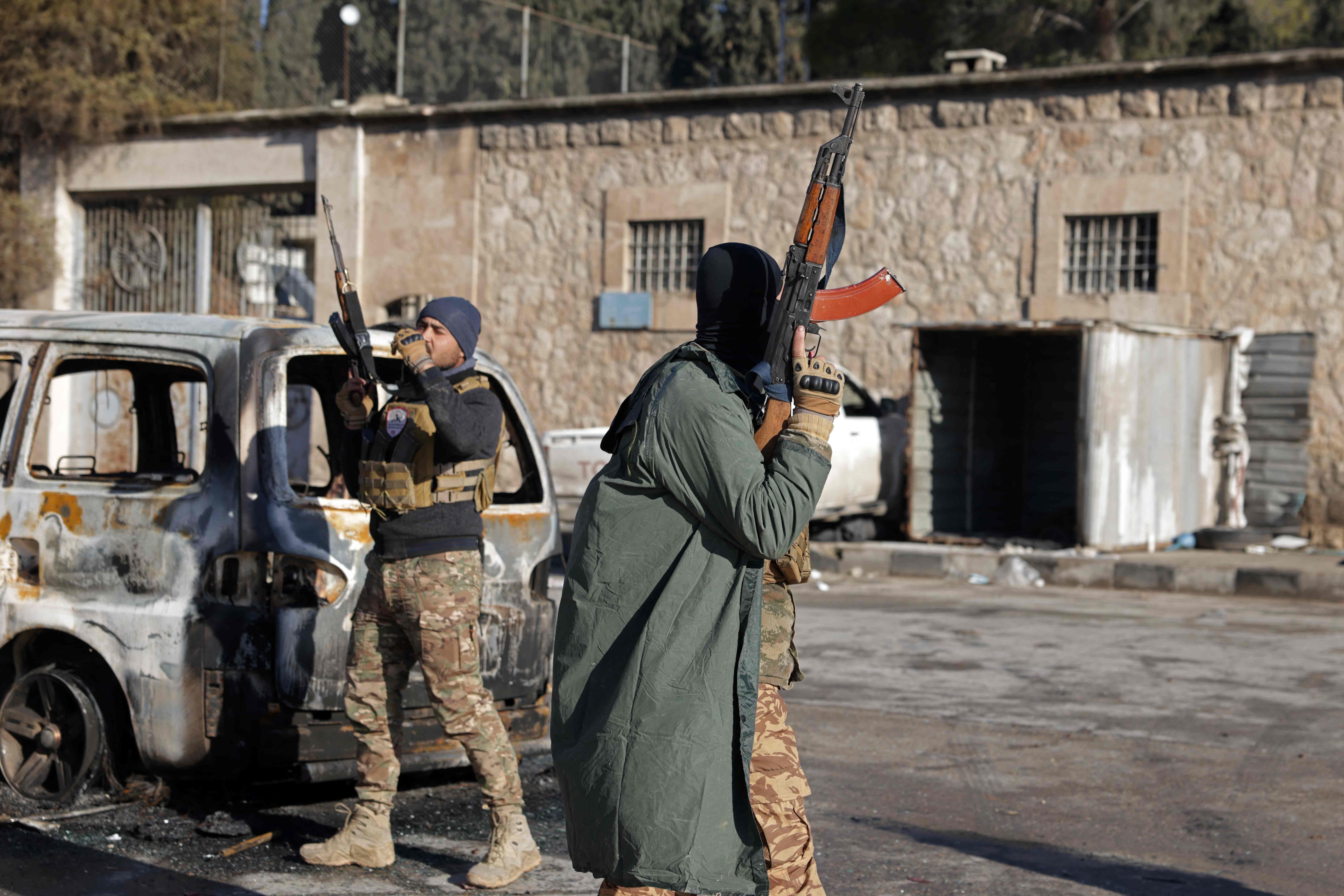 دوو چەکداری سەر بە هێزەکانی سووریا لە حەلەب. وێنە: AFP