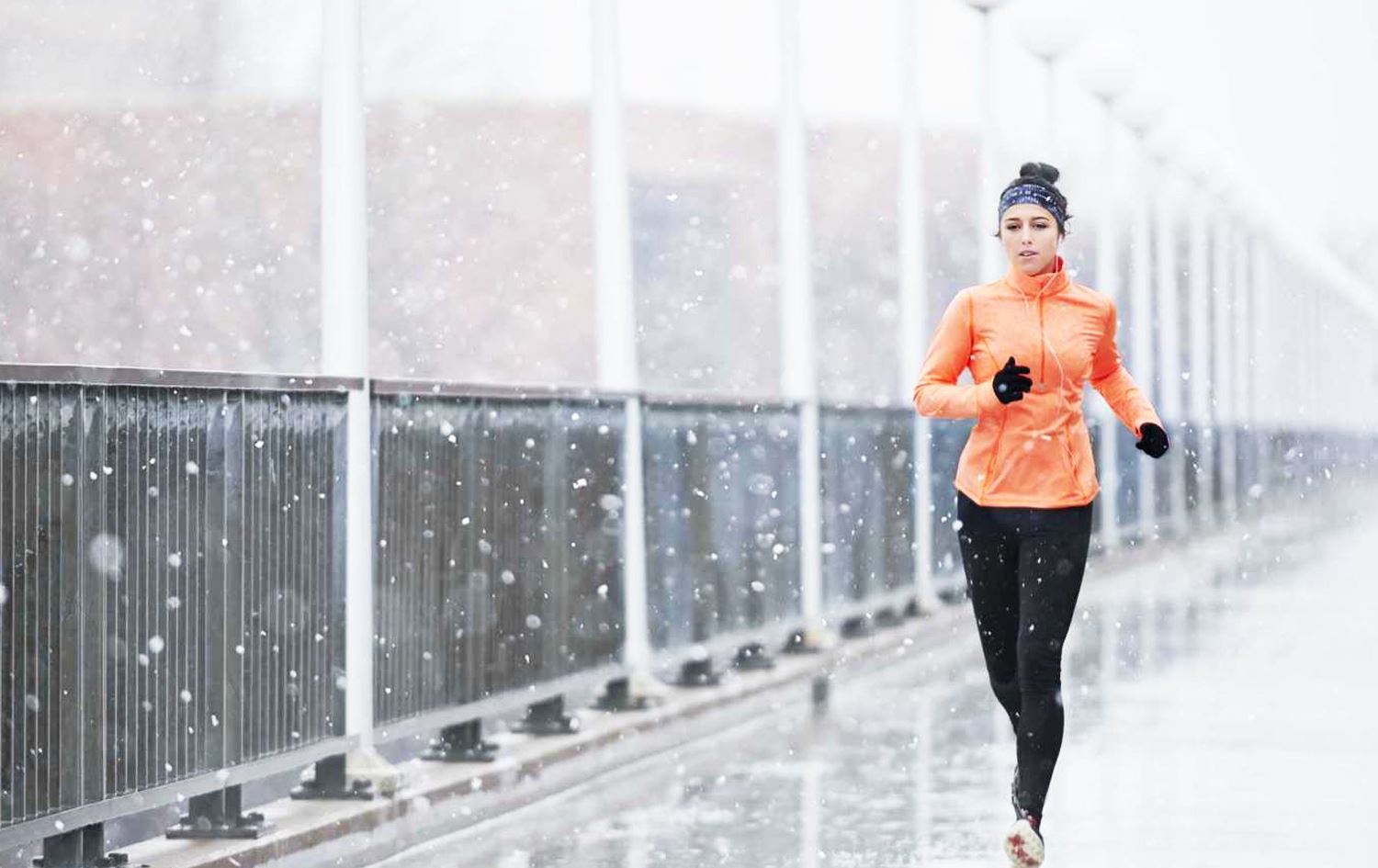 کچێک لە کەشێکی سارددا وەرزش دەکات. وێنە: eremnews