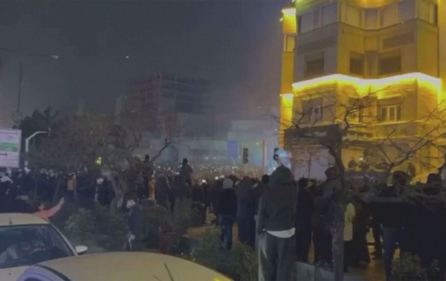 خۆپێشاندان لە ئێران پێدەنێتە هەفتەی سێیەم؛ "لەژێر گەمارۆدان و تەقەیان لێدەکرێت"