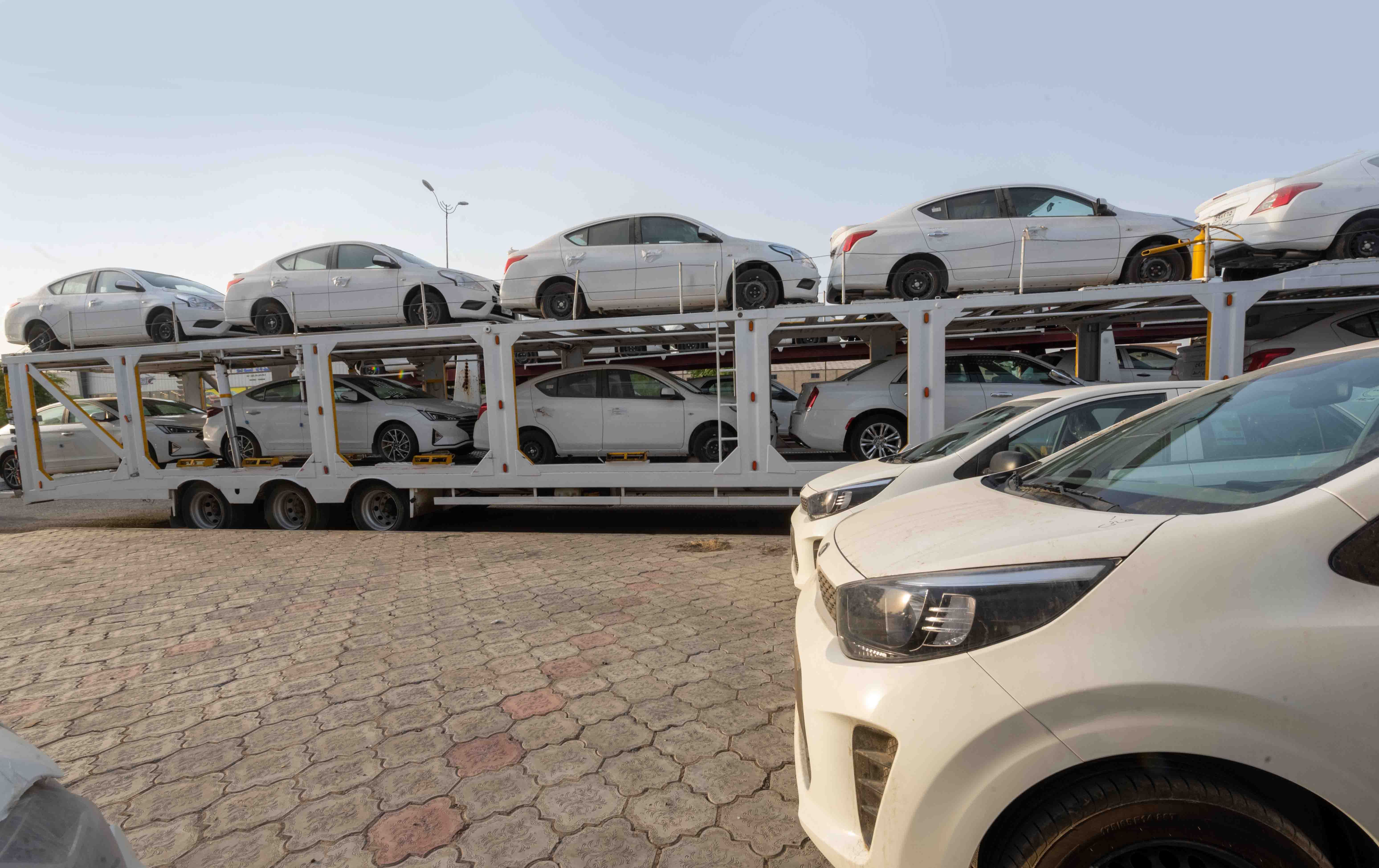 چەند ئۆتۆمبێلێکی بەکارنەهاتوو لەکاتی گەیشتنیان بە شاری هەولێر. وێنە: ئەرشیفی رووداو