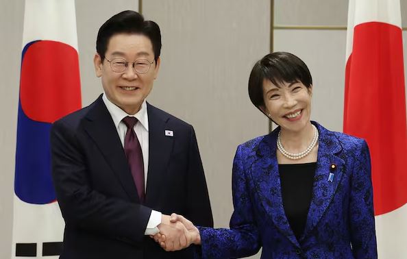 سانای تاکایچی، سەرۆکوەزیرانی ژاپۆن [لای راست] و لی جەی میونگ، سەرۆکی کۆریای باشوور.