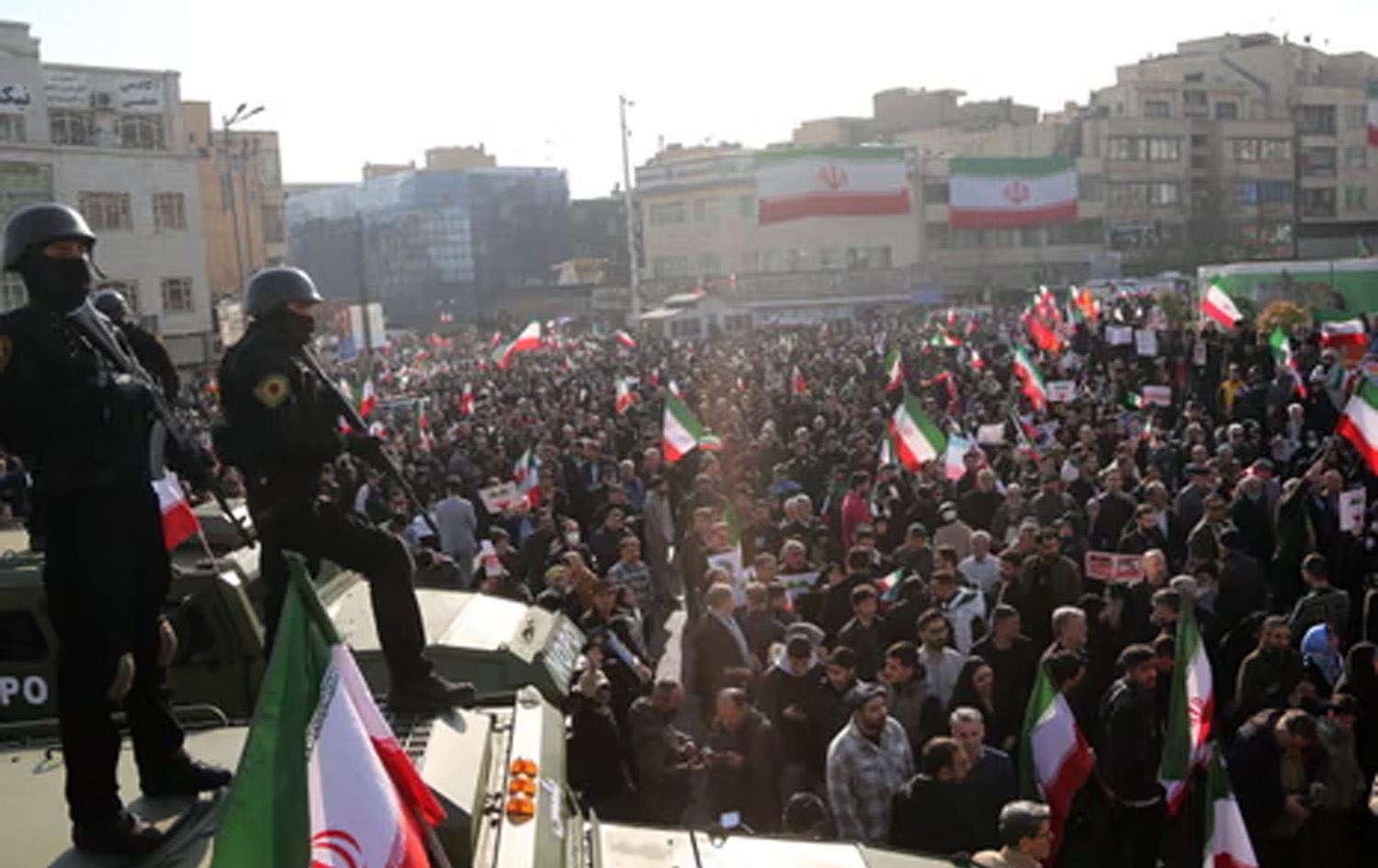 هێزە ئەمنییەکان بەسەر خۆپێشاندەرانەوەن.