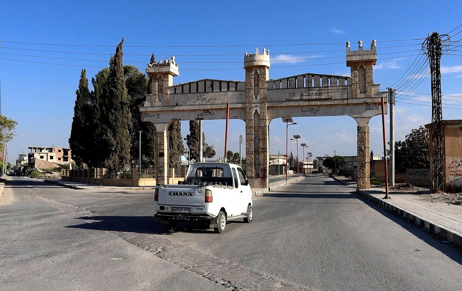 مدخل بلدة دير حافر في ريف حلب الشرقي