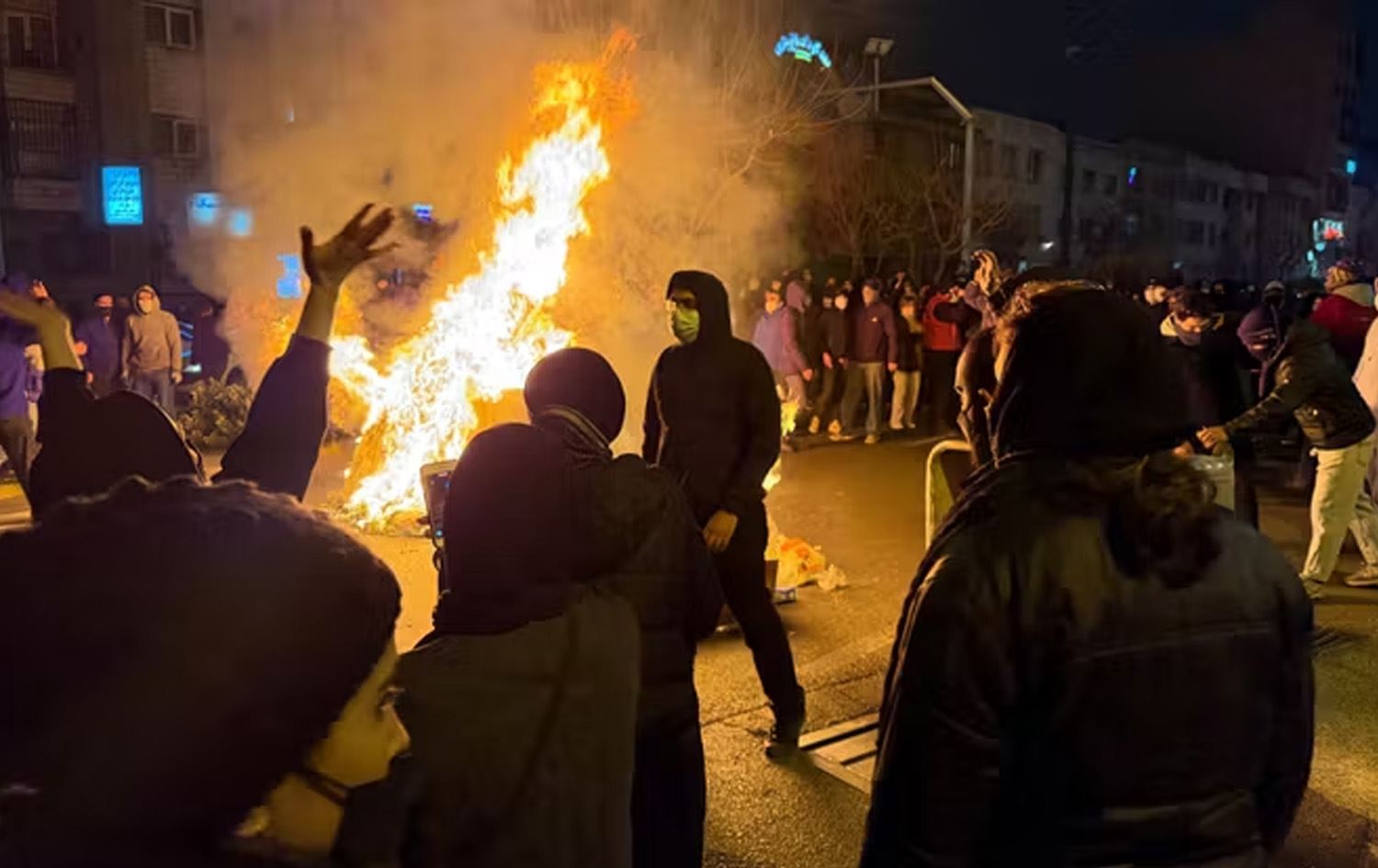 دیمەنێک لە خۆپێشاندانەکان لە شەقامێکی تاران. وێنە: AP