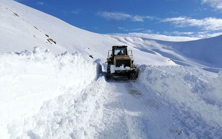 راماڵینی بەفر لەسەر رێگەیەک لە سنووری پارێزگای وان. وێنە: AA