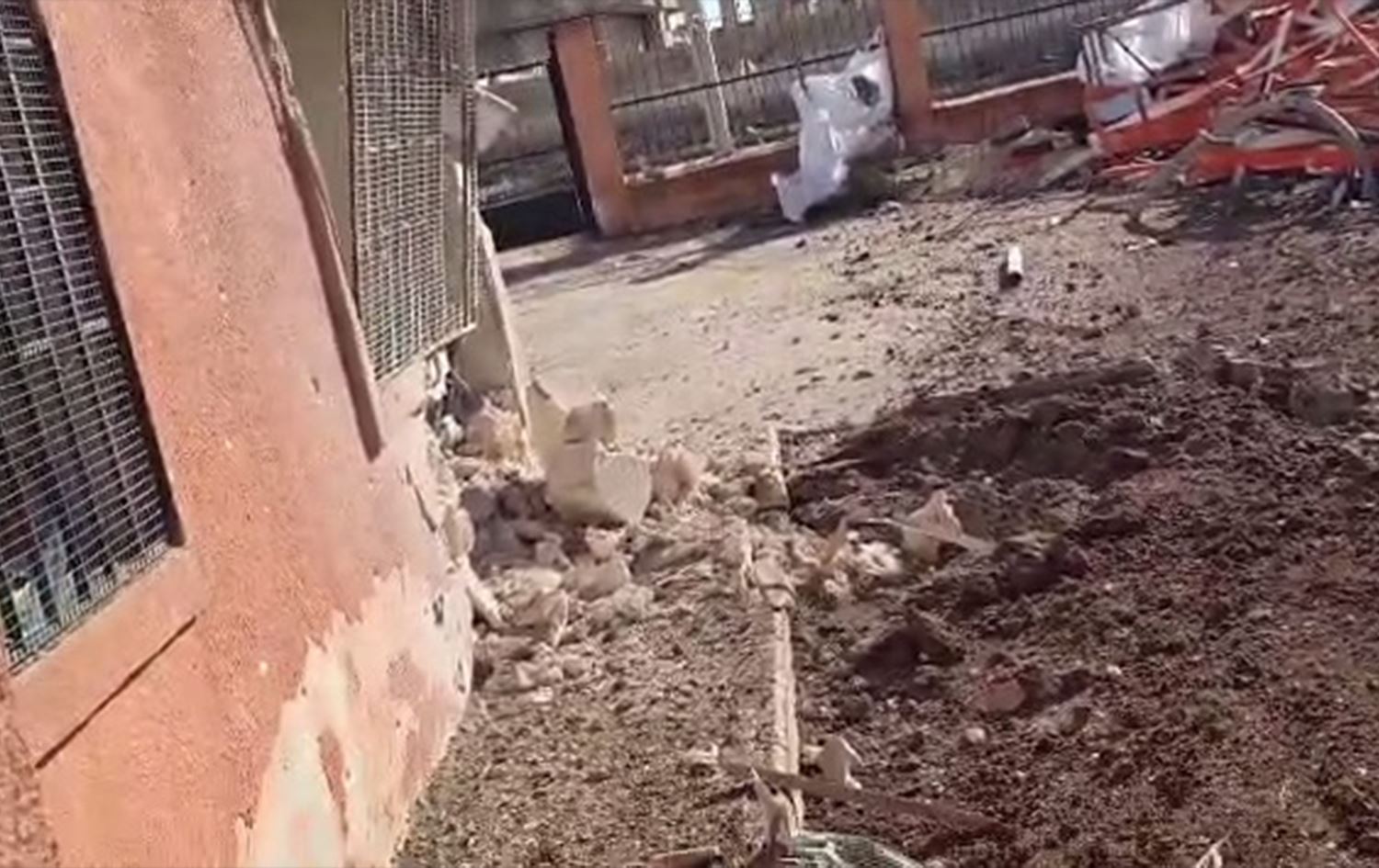 بريد دير حافر الذي تعرض للقصف المدفعي