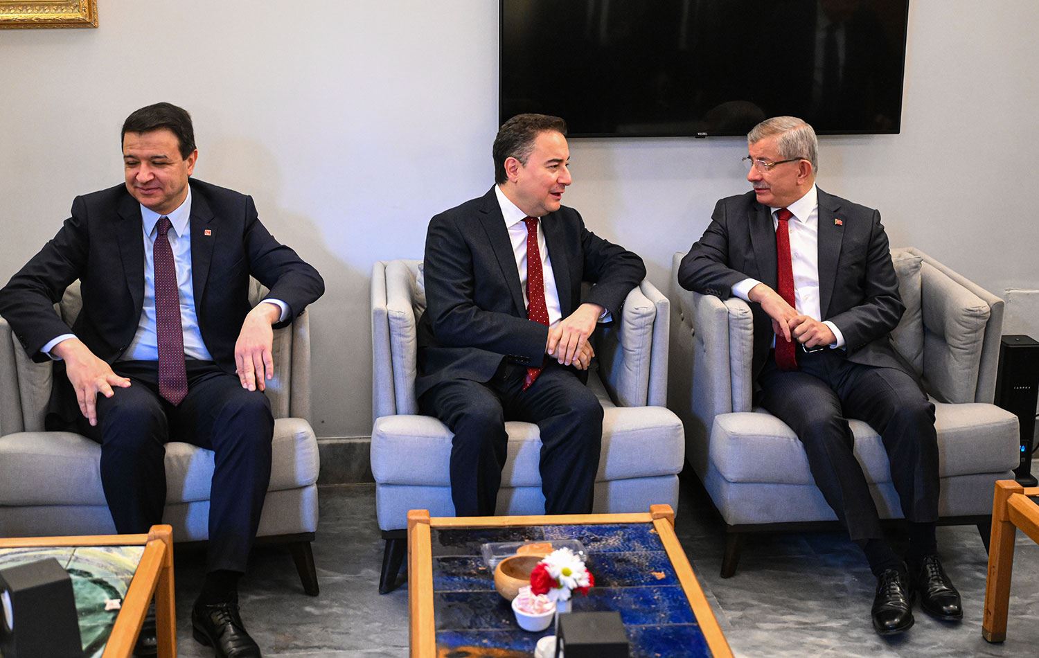 SP Genel Başkanı Mahmut Arıkan (solda), Deva Partisi Genel Başkanı Ali Babacan (ortada) ve Gelecek Partisi Genel Başkanı Ahmet Davutoğlu (sağda), Yeni Yol Partisi Meclis Grup Toplantısı'na katıldı. / AA