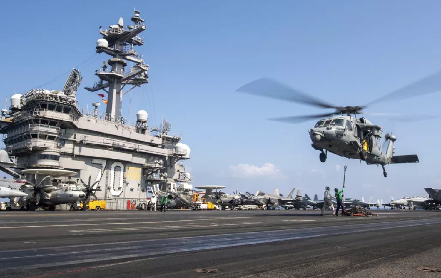 کەشتییەکی جەنگی ئەمریکا لە رۆژهەڵاتی نێوەڕاست.