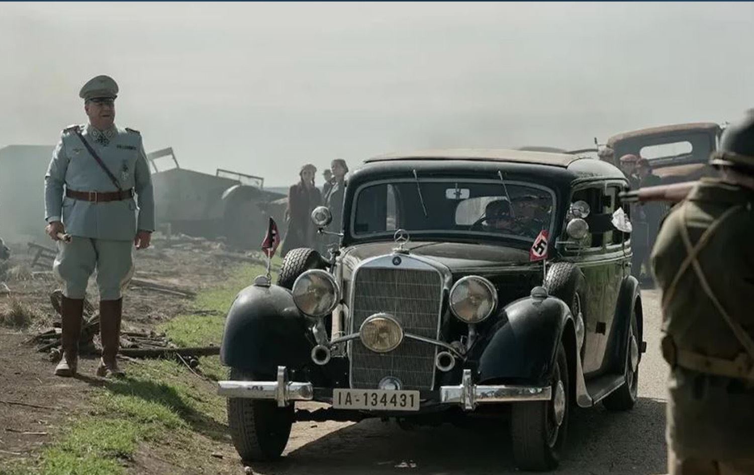 مساعد هتلر لحظة استسلامه في الفيلم