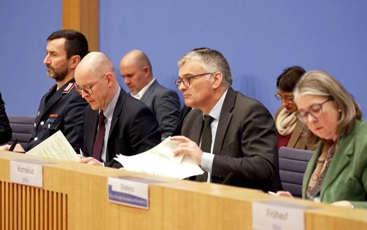 مؤتمر صحفي للمتحدثين ألمان