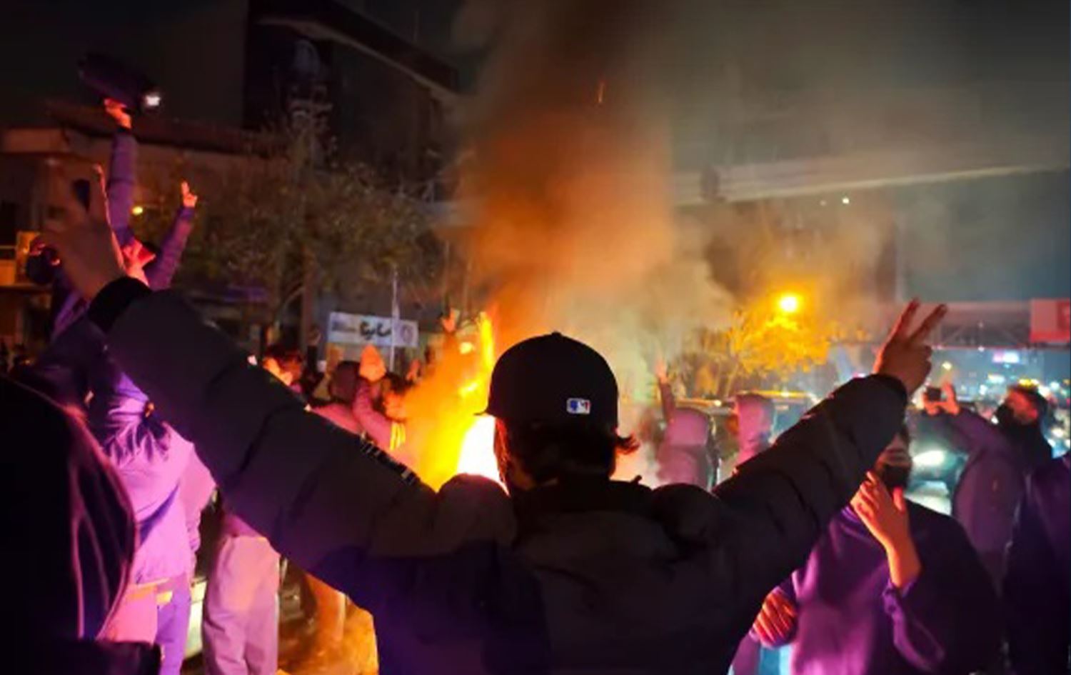 إيران بعد تصاعد التوتر.. تحذيرات جوية ومساعٍ دبلوماسية 