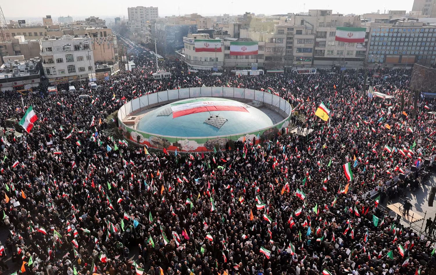 İran'ın başkenti Tahran'da hükümet yanlısı göstericiler 12 Ocak 2026'da miting düzenledi/ REUTERS