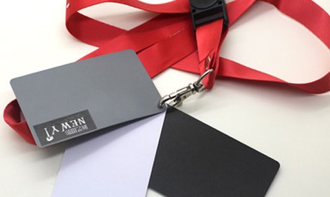 كارتى سپی ده‌خرێته‌ نێو یاسای تۆپی پێ