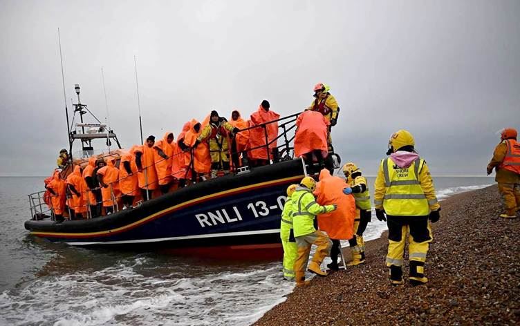 ژمارەیەک کۆچبەر لە کەنارێکی نۆکەندی ئینگلیز دوای گەیشتنیان بە خاکی بەریتانیا. وێنە: AFP