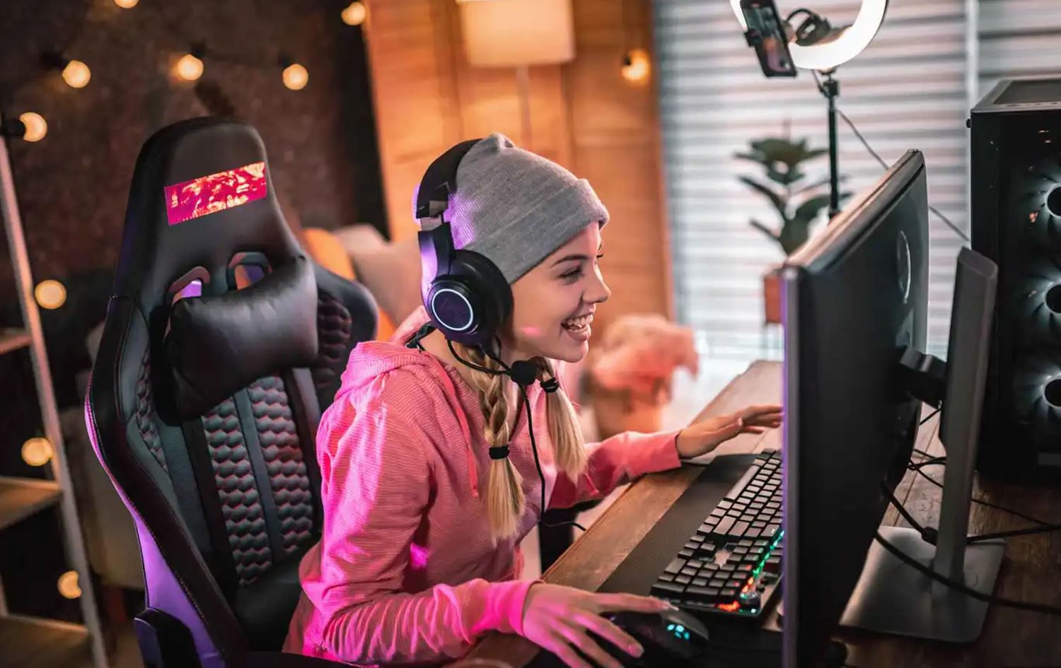 کچێک یاریی ئەلیکترۆنی دەکات. وێنە: ئیرەم