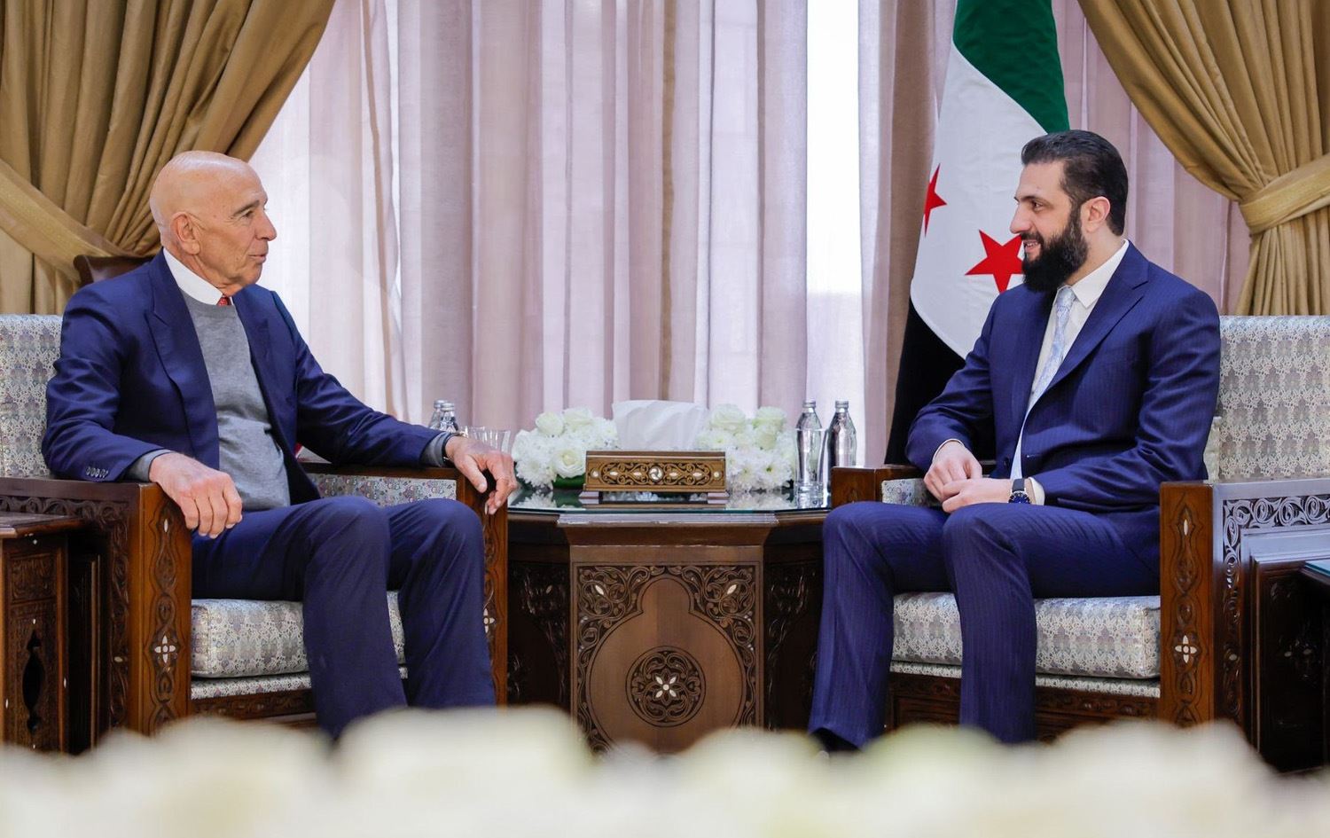 ئەحمەد شەرع، سەرۆکی حکومەتی کاتیی سووریا و تۆم باراک، نێردەی ئەمریکا بۆ کاروباری سووریا.