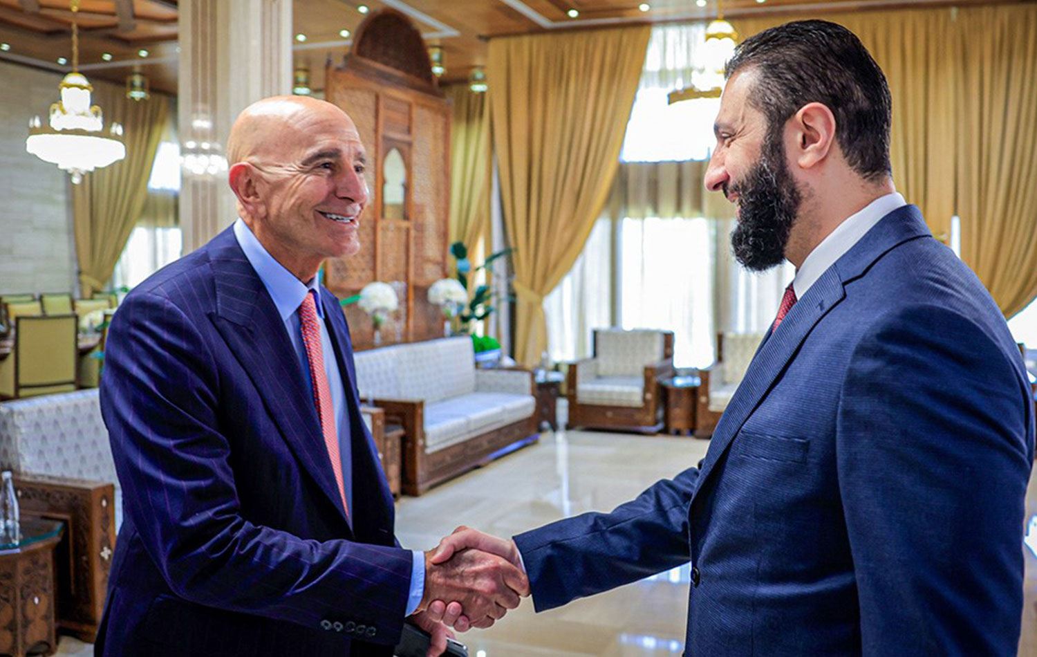 Tom Barrack (solda) Şam’da Ahmed Şara ile görüştü.