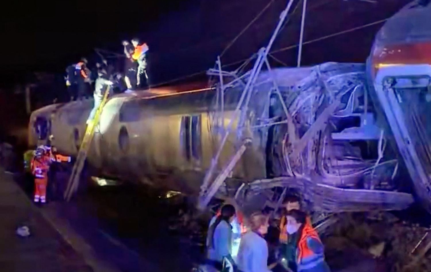 فرق الإنقاذ تعمل على انتشال الضحايا-AFP