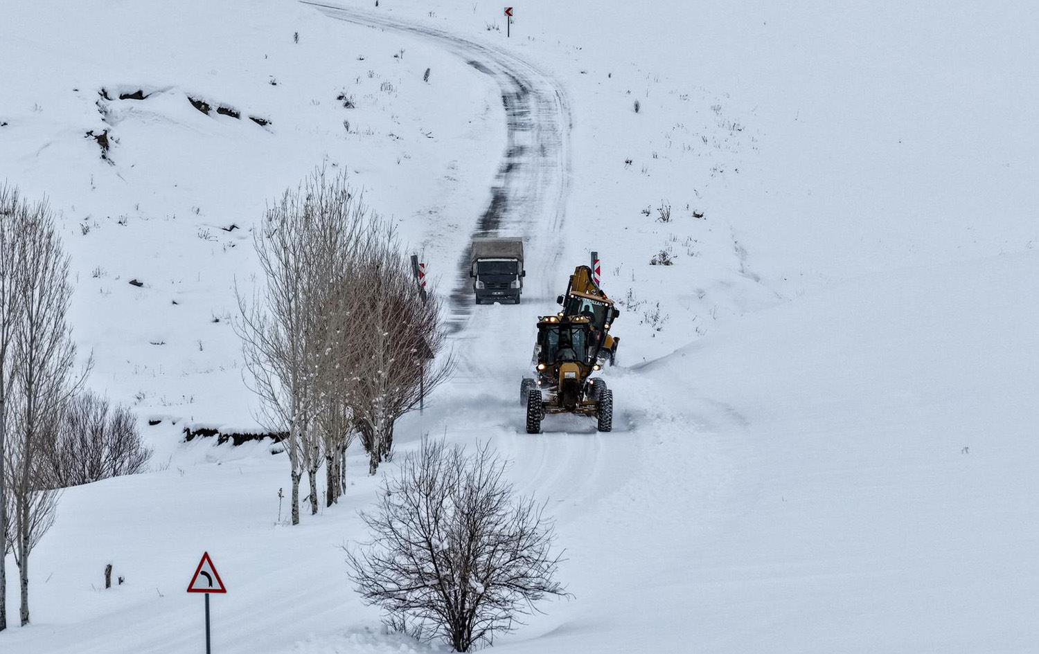 پاککردنەوەی رێگەکان لە بەفر لە سنووری وان. وێنە: AA
