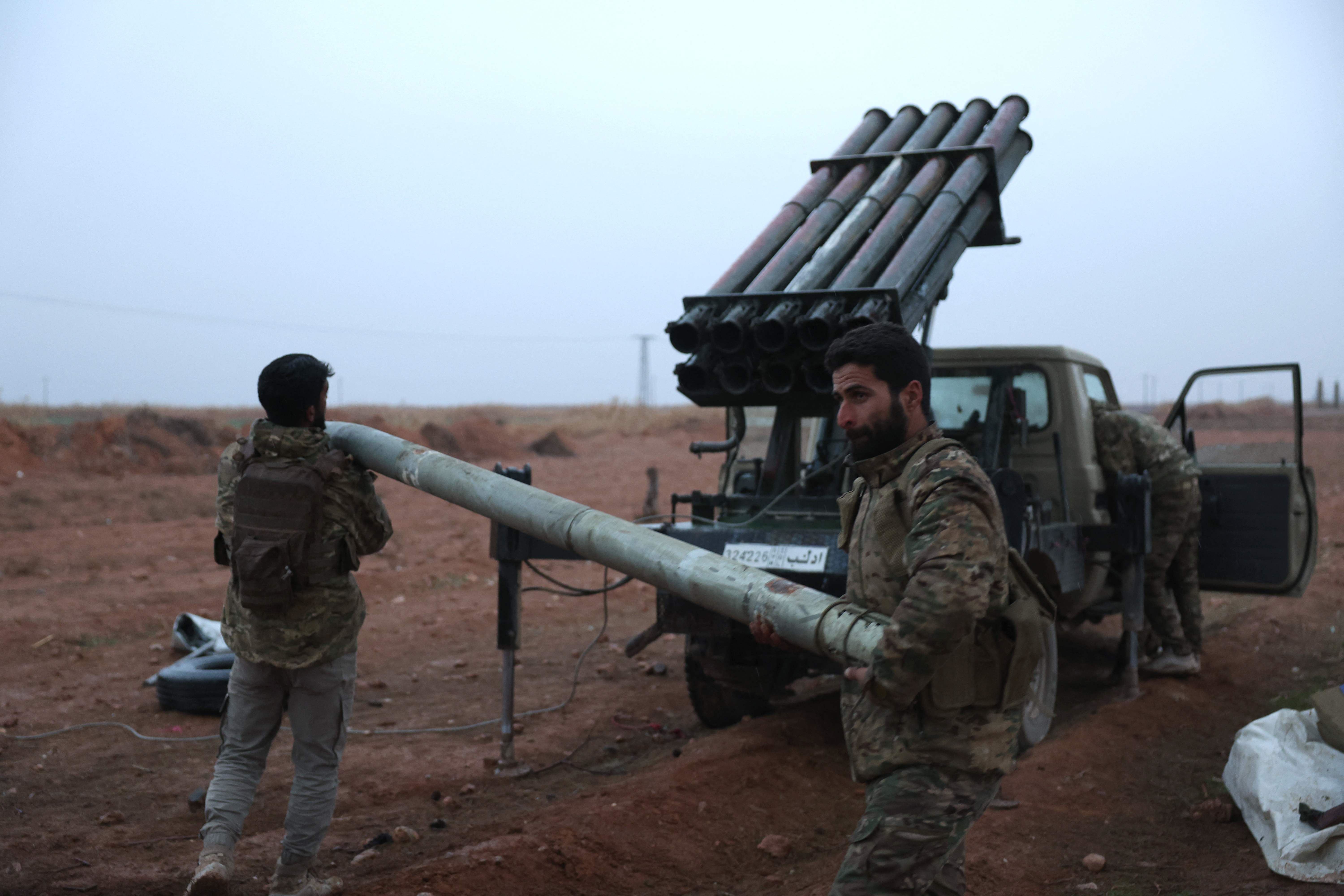 دوو چەکداری سەر بە دیمەشق مووشەک ئامادە دەکەن بۆ هاویشتن. وێنە: AFP