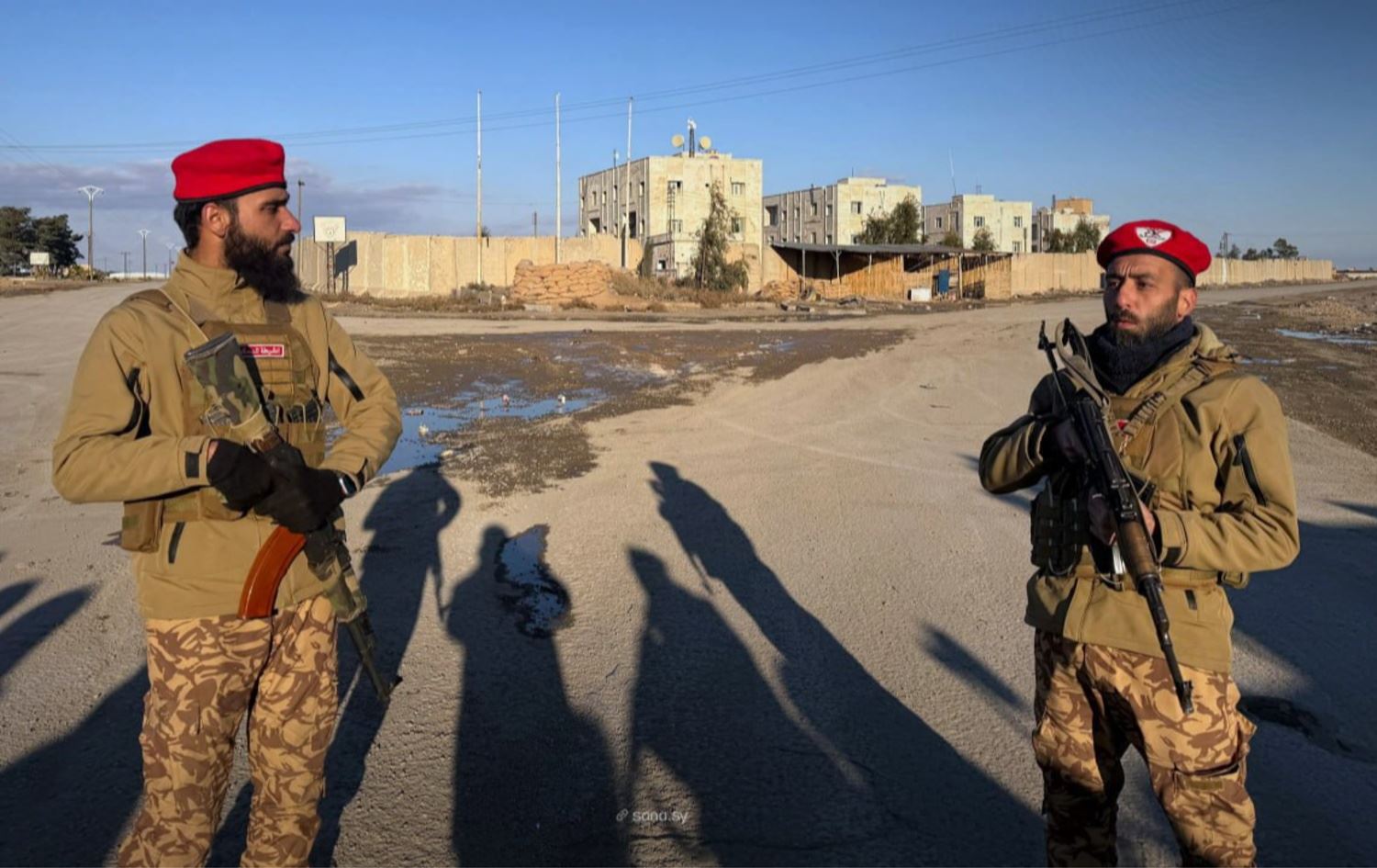 صورة نشرتها سانا تقول إنها لانتشار الشرطة العسكرية في محيط سجن الأقطان بالرقة 