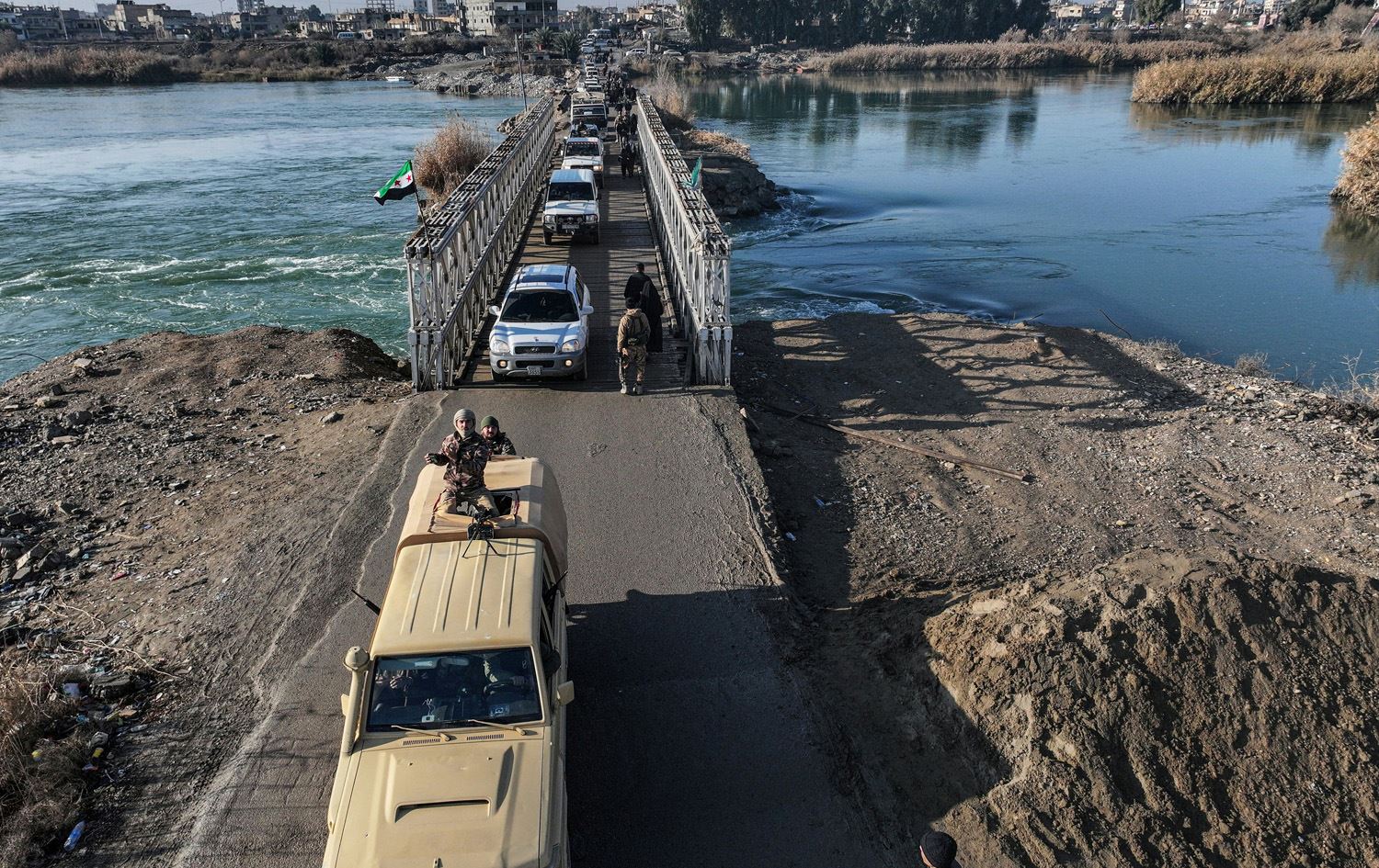 سوپای عەرەبیی سووریا دەچنە نێو دێرەزوور. وێنە: AFP