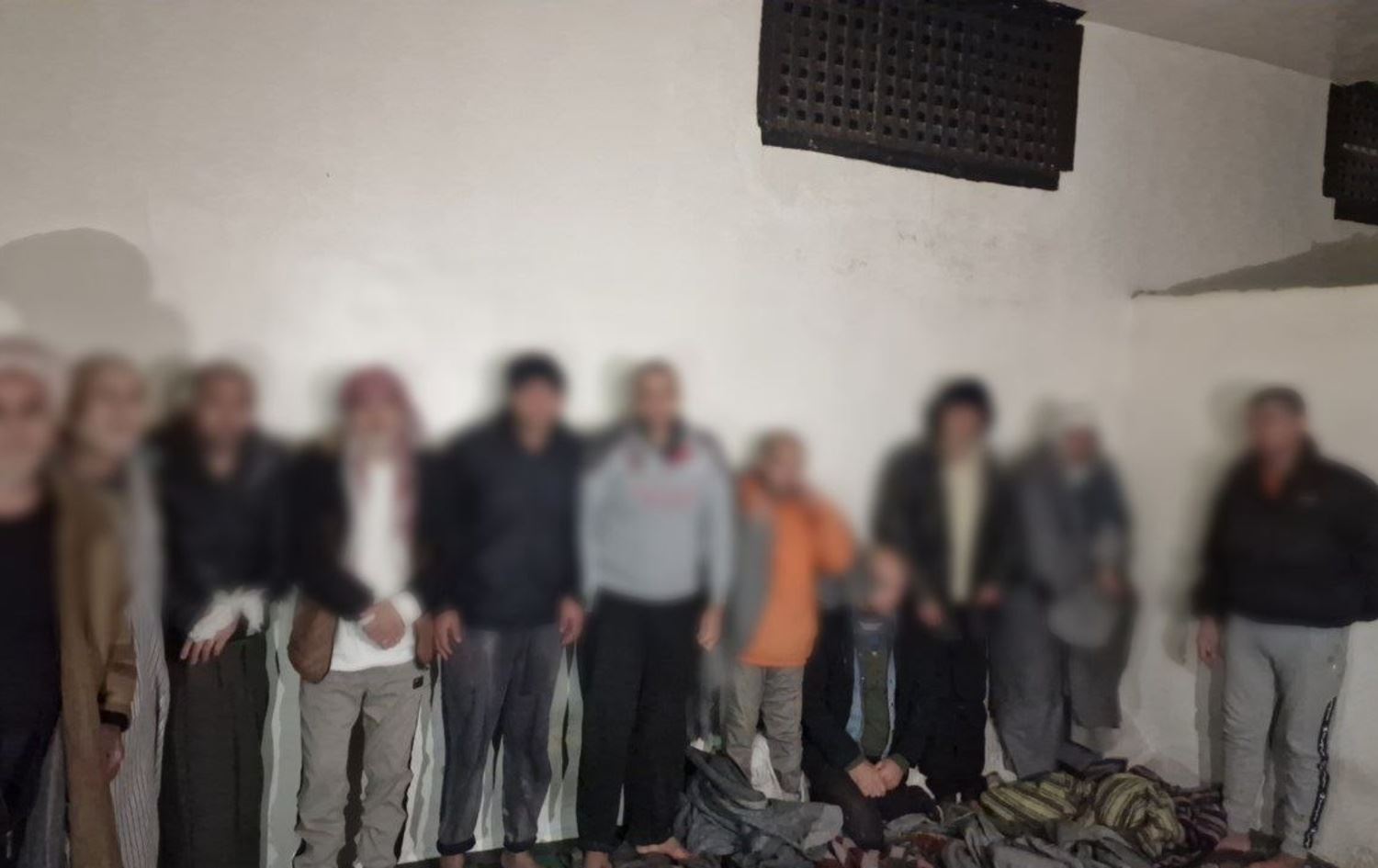 صورة نشرتها وزارة الداخلية السورية لعناصر داعش الذين اعتقلتهم