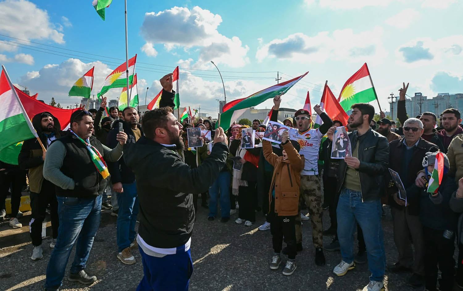 خۆپێشاندان بۆ پاڵپشتیی هاونیشتمانییانی رۆژئاوای کوردستان لەبەردەم بارەگای نەتەوە یەکگرتووەکان لە هەولێر. وێنە: بڵند تاهیر - رووداو