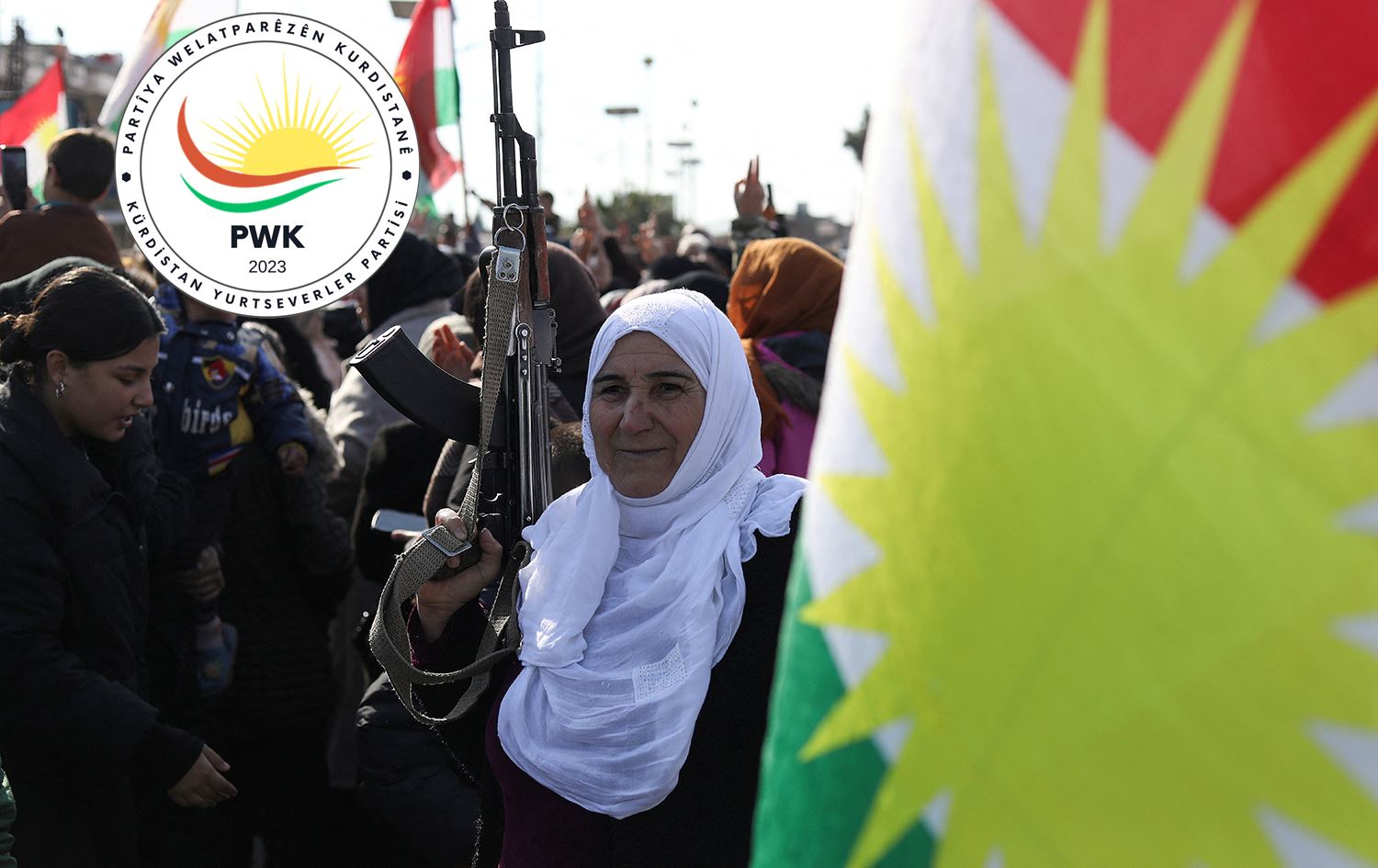 Xwenîşandana li Rojavayê Kurdistanê û logoya PWKyê / Wêne: Rûdaw Grafîk