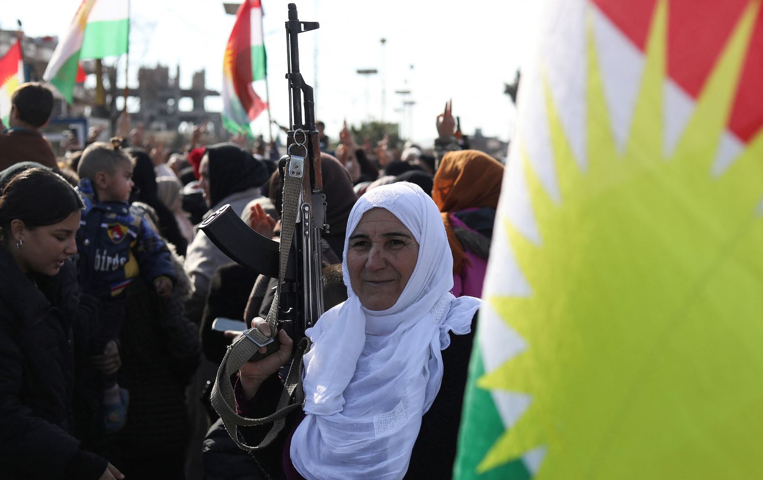 کوردانی رۆژئاڤای کوردستان بە شەڕڤان و سڤیلەوە بەرگریی لە شارەکانیان دەکەن. وێنە: AFP