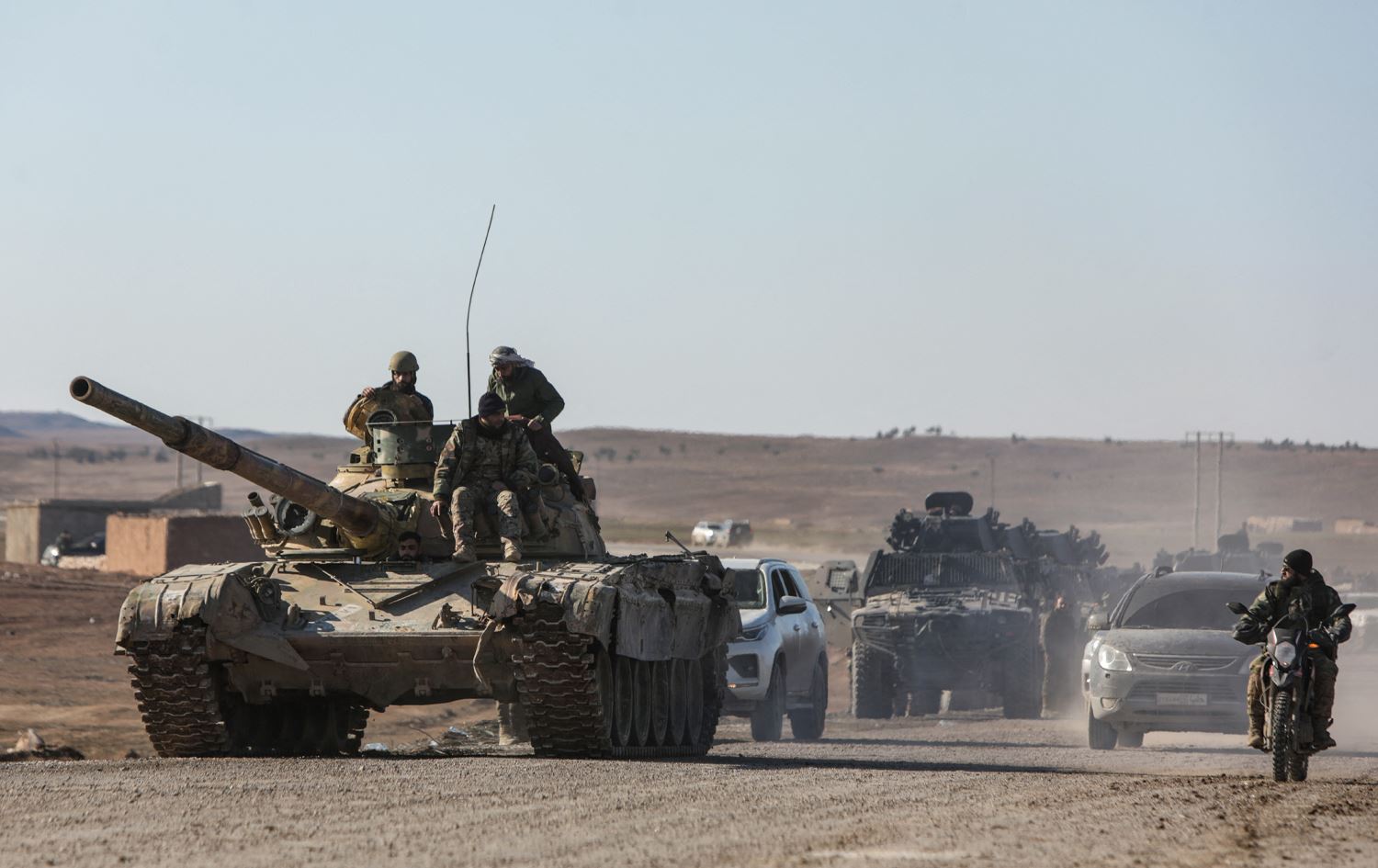 هێزەکانی سوپای عەرەبی سووریا بە چەکی قورسەوە بەرەو حەسەکە دەڕۆن. وێنە: AFP