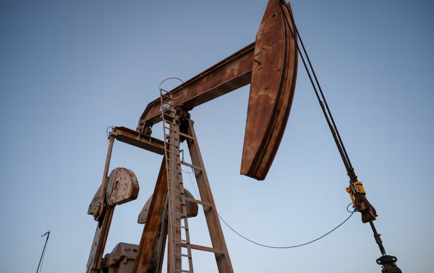 مضخة نفط تعمل في ضواحي ميدلاند بولاية تكساس الأميركية 